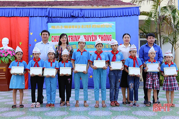 Học sinh trường miền núi Thạch Hà học cách phòng tránh đuối nước