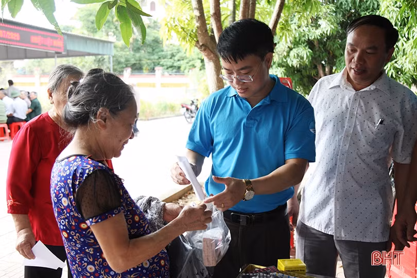Khám, cấp phát thuốc cho cựu thanh niên xung phong, thương bệnh binh Hà Tĩnh