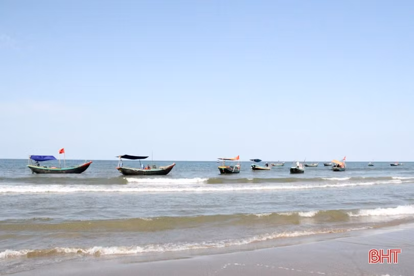 Người dân Hà Tĩnh miệt mài lao động trong nắng nóng gay gắt