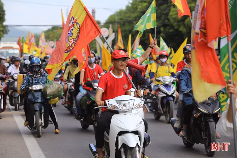 Cổ động viên Hà Tĩnh và Nghệ An cùng diễu hành tiếp lửa cho derby