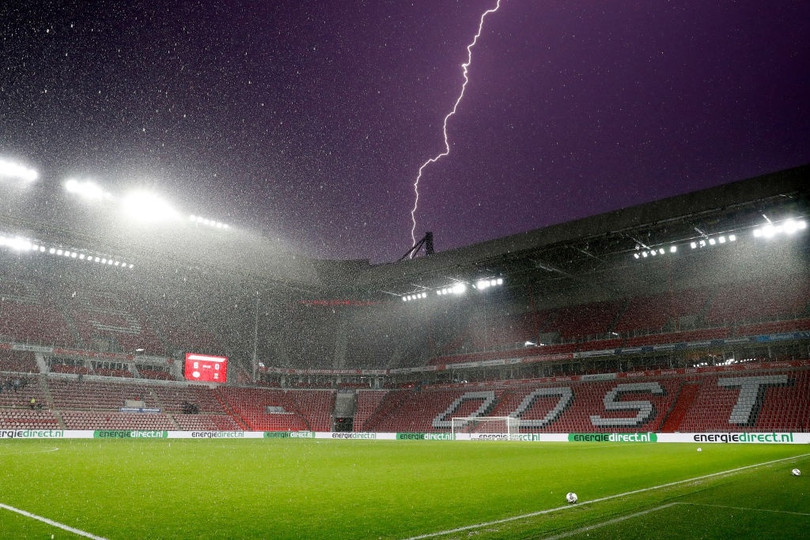 Cảnh siêu thực khi sét xé toang bầu trời đêm