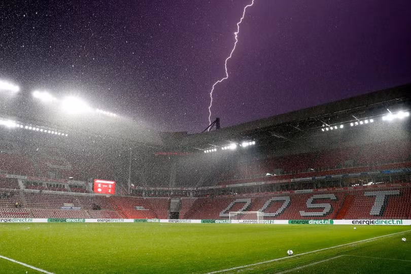 Cảnh siêu thực khi sét xé toang bầu trời đêm