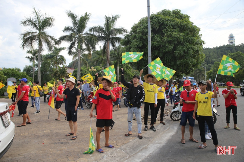 Cổ động viên Hà Tĩnh và Nghệ An cùng diễu hành tiếp lửa cho derby