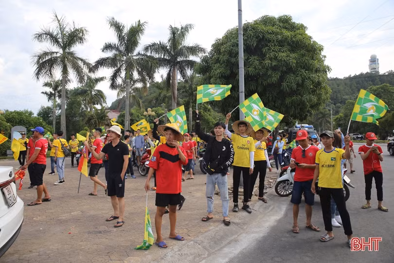 Cổ động viên Hà Tĩnh và Nghệ An cùng diễu hành tiếp lửa cho derby