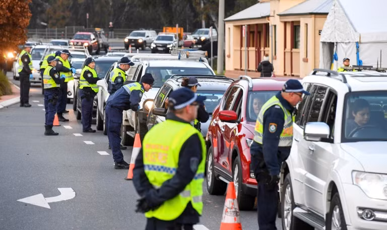 Người dân Australia đổ xô đến siêu thị trước giờ tái phong tỏa