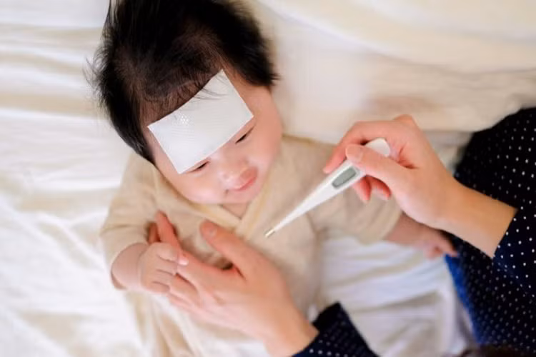 11 mẹo hạ sốt cho trẻ ngay tại nhà
