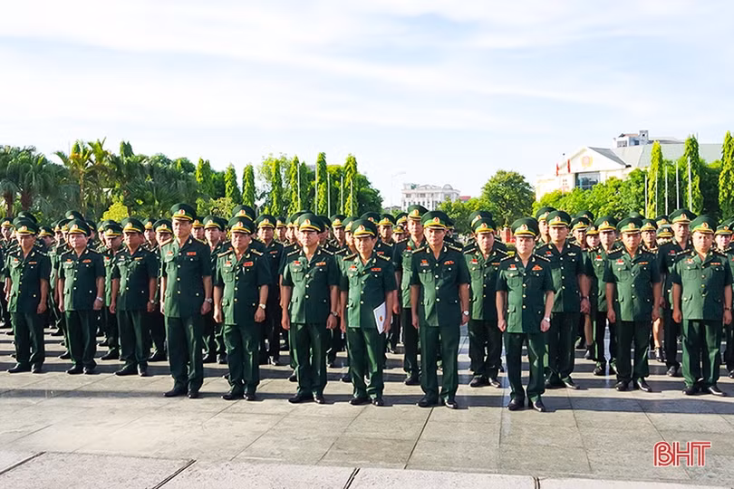 Đoàn đại biểu Đại hội Đảng bộ BĐBP Hà Tĩnh dâng hương báo công tại Khu lưu niệm Bác Hồ