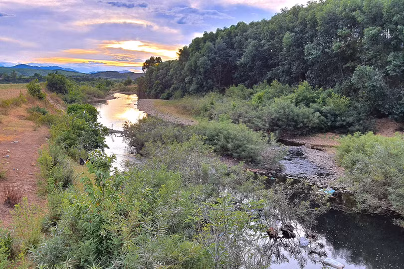 Giếng cạn, hàng trăm người dân vùng thượng ở Hà Tĩnh “liều” gánh nước suối ô nhiễm về dùng