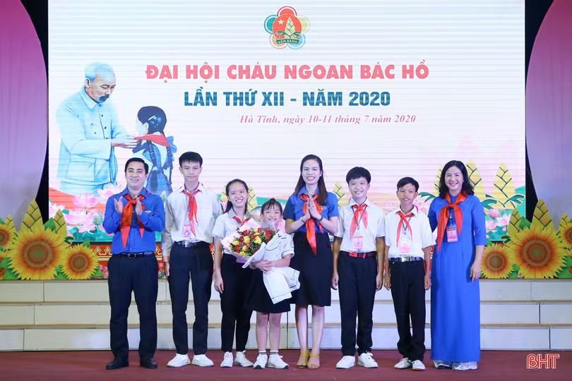 Nữ đội viên mê vẽ tranh, học giỏi