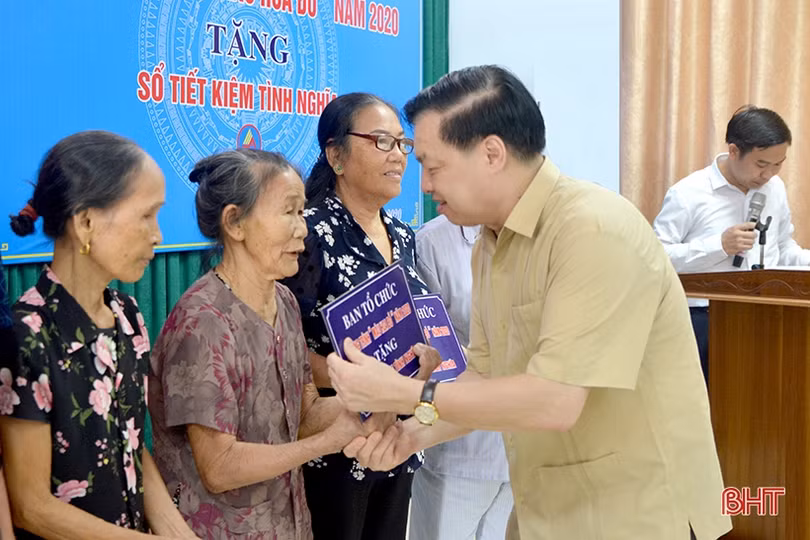 Ban Tuyên giáo Trung ương trao sổ tiết kiệm cho gia đình chính sách Can Lộc