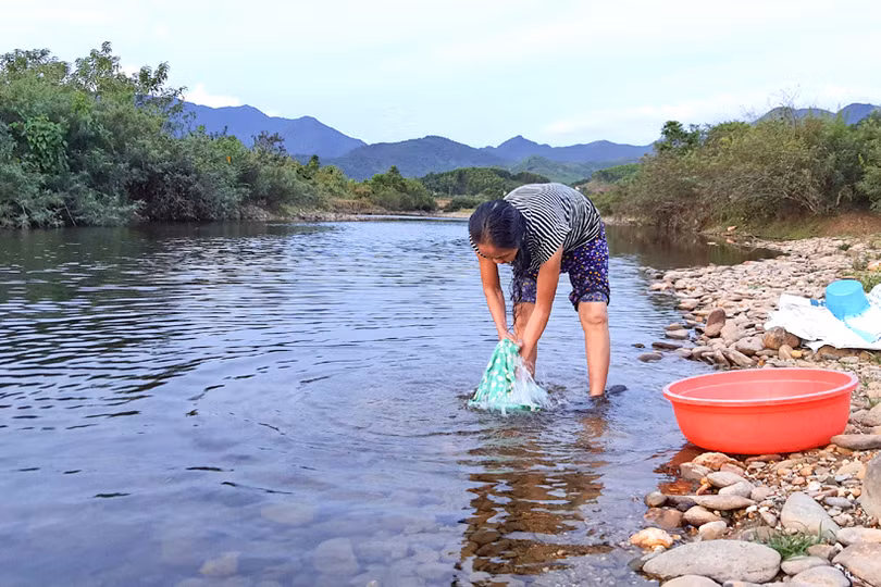 Giếng cạn, hàng trăm người dân vùng thượng ở Hà Tĩnh “liều” gánh nước suối ô nhiễm về dùng
