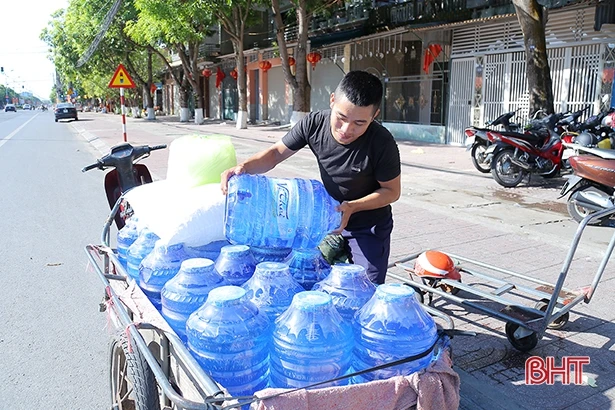 Nắng nóng kéo dài, cơ sở nước tinh khiết, đá lạnh ở Hà Tĩnh vận hành hết công suất