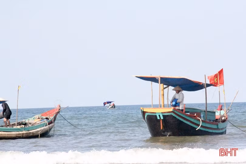 Người dân Hà Tĩnh miệt mài lao động trong nắng nóng gay gắt