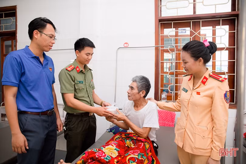 Hơn 300 suất cháo được trao tận tay bệnh nhân nghèo ở Hương Sơn