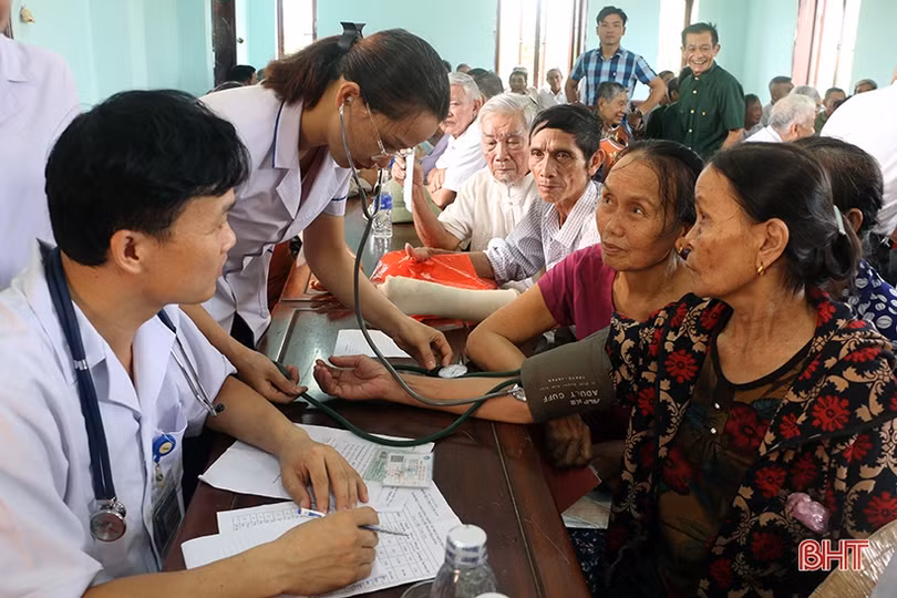 Khám, cấp phát thuốc cho cựu thanh niên xung phong, thương bệnh binh Hà Tĩnh