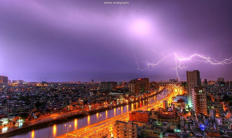 Cảnh siêu thực khi sét xé toang bầu trời đêm