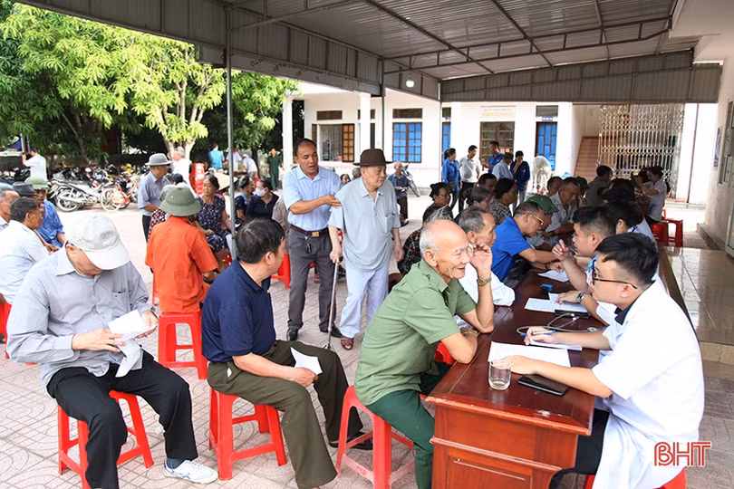 Khám, cấp phát thuốc cho cựu thanh niên xung phong, thương bệnh binh Hà Tĩnh