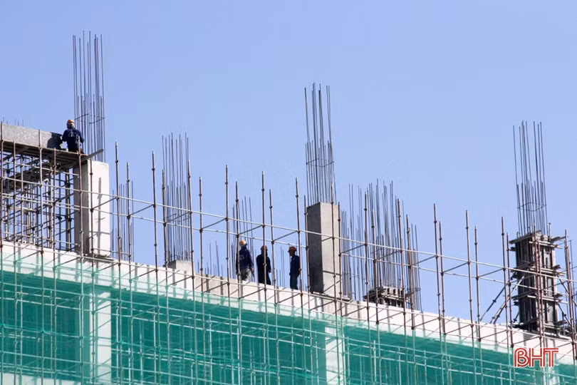 Người dân Hà Tĩnh miệt mài lao động trong nắng nóng gay gắt