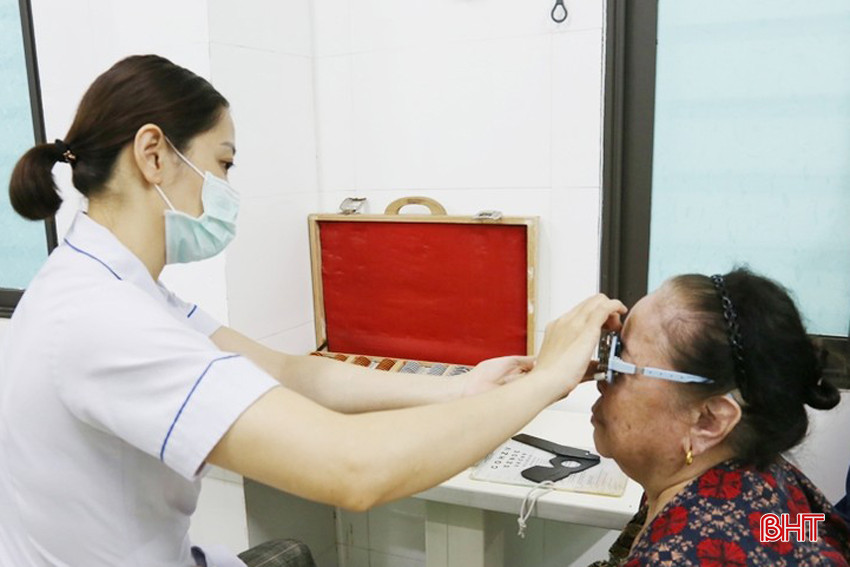 Nhân viên Bệnh viện Mắt Hà Tĩnh khám, tư vấn cho bệnh nhân. 1.jpg