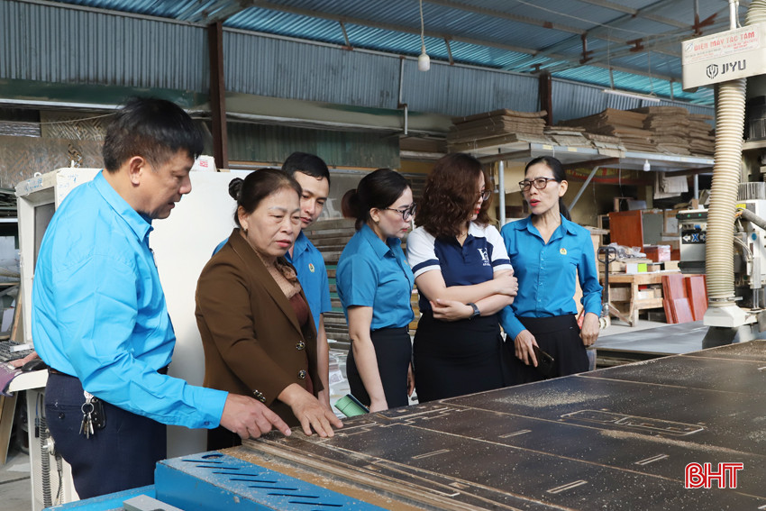 LĐLĐ huyện Nghi Xuân nắm bắt tình hình việc làm và kiểm tra việc chấp hành quy định về an toàn, vệ sinh lao động tại doanh nghiệp. 1.jpg