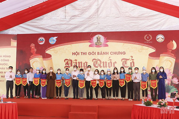 Gần 100 hội viên nữ ở Hà Tĩnh thi gói bánh chưng dâng Quốc Tổ Hùng Vương