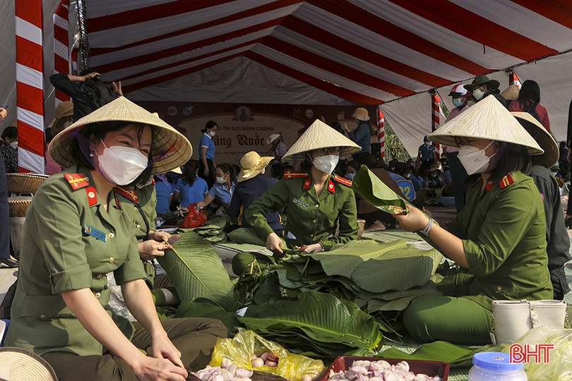 Gần 100 hội viên nữ ở Hà Tĩnh thi gói bánh chưng dâng Quốc Tổ Hùng Vương