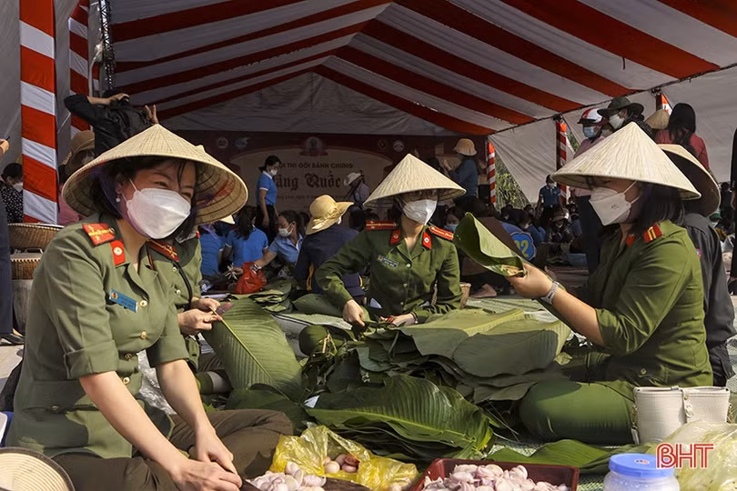 Gần 100 hội viên nữ ở Hà Tĩnh thi gói bánh chưng dâng Quốc Tổ Hùng Vương