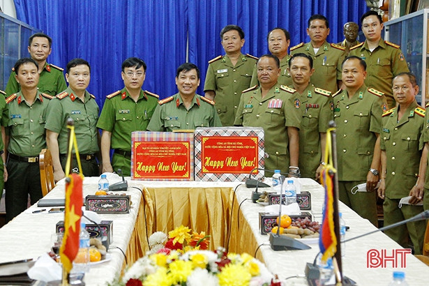 Công an Hà Tĩnh chúc tết Công an tỉnh Bôlykhămxay và Khăm Muộn