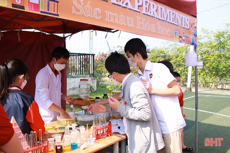 Học sinh hào hứng với Ngày hội Khoa học - Science Day ở iSchool Hà Tĩnh