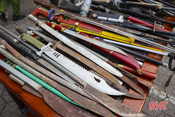 Công an huyện Can Lộc tiêu hủy số lượng lớn vũ khí và vật liệu nổ