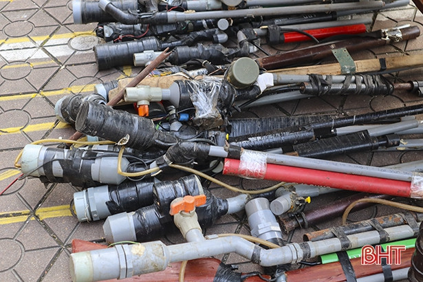 Công an huyện Can Lộc tiêu hủy số lượng lớn vũ khí và vật liệu nổ