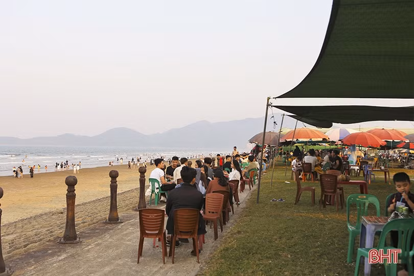 Du khách về với biển Hà Tĩnh ngày đầu kỳ nghỉ lễ Giỗ Tổ Hùng Vương