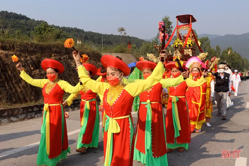 Rước linh vị các Vua Hùng trước giờ Lễ Giỗ Quốc Tổ Hùng Vương ở Hà Tĩnh