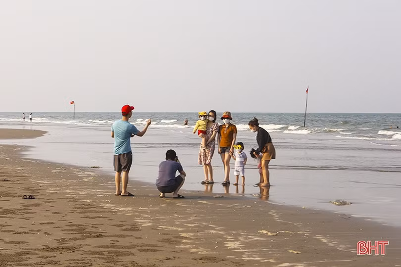 Du khách về với biển Hà Tĩnh ngày đầu kỳ nghỉ lễ Giỗ Tổ Hùng Vương