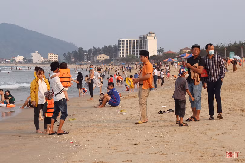 Khu du lịch Thiên Cầm kín khách dịp Giỗ Tổ Hùng Vương