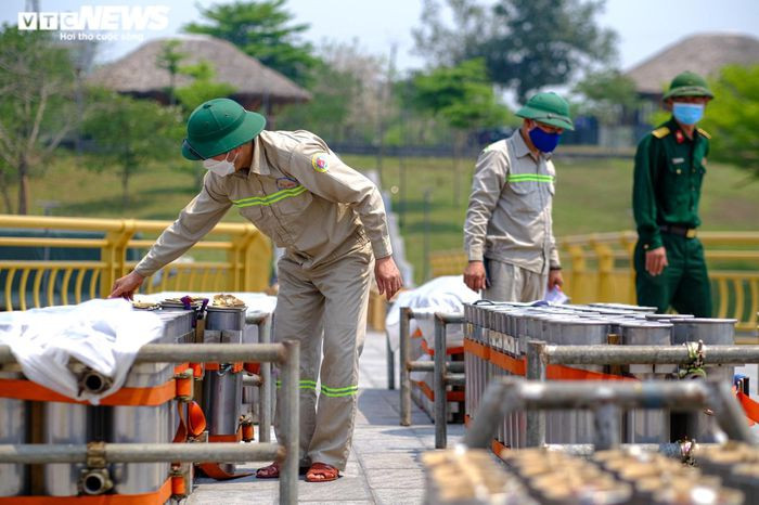 Trận địa pháo hoa tại lễ hội Đền Hùng 2022 trước giờ khai hỏa