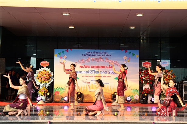 Ấm áp Tết cổ truyền Bunpimay tại Trường Đại học Hà Tĩnh