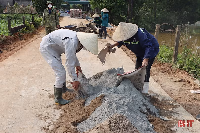 Tranh thủ ngày nghỉ lễ, ra quân xây dựng nông thôn mới nâng cao