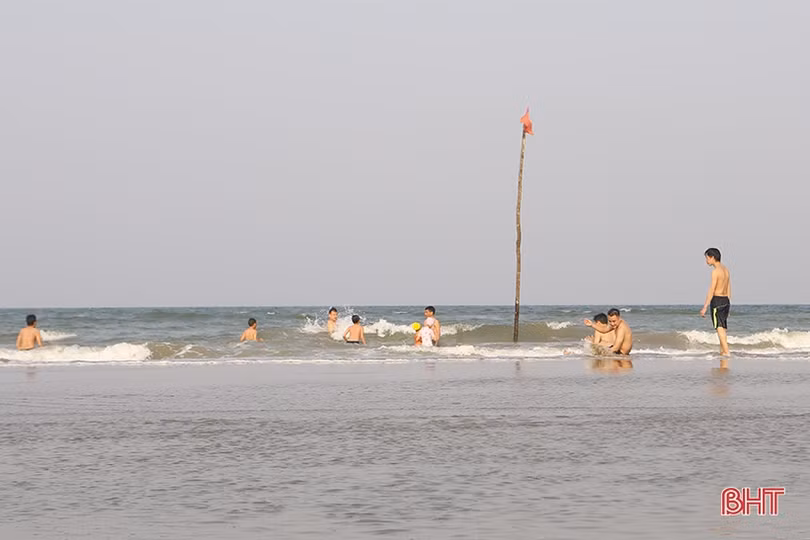 Du khách về với biển Hà Tĩnh ngày đầu kỳ nghỉ lễ Giỗ Tổ Hùng Vương