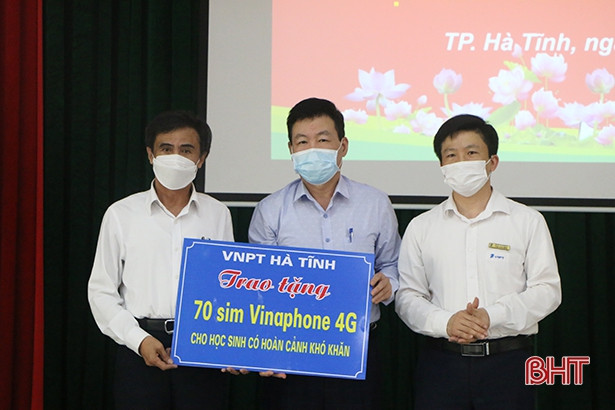 TP Hà Tĩnh: Trao 70 máy tính bảng cho học sinh đặc biệt khó khăn