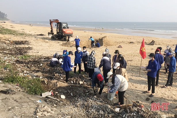 Tuổi trẻ Cẩm Xuyên ra quân hưởng ứng chiến dịch “Hãy làm sạch biển”