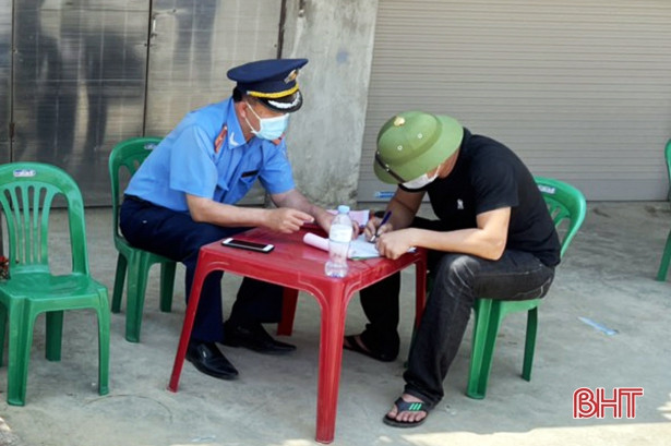 Tài xế xe quá tải không chấp hành xuất trình giấy tờ, đưa phương tiện vào kiểm tra