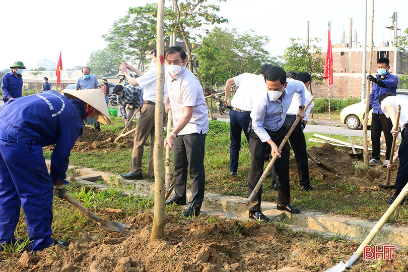 Giáo viên, học sinh TP Hà Tĩnh trồng cây xây dựng đô thị xanh