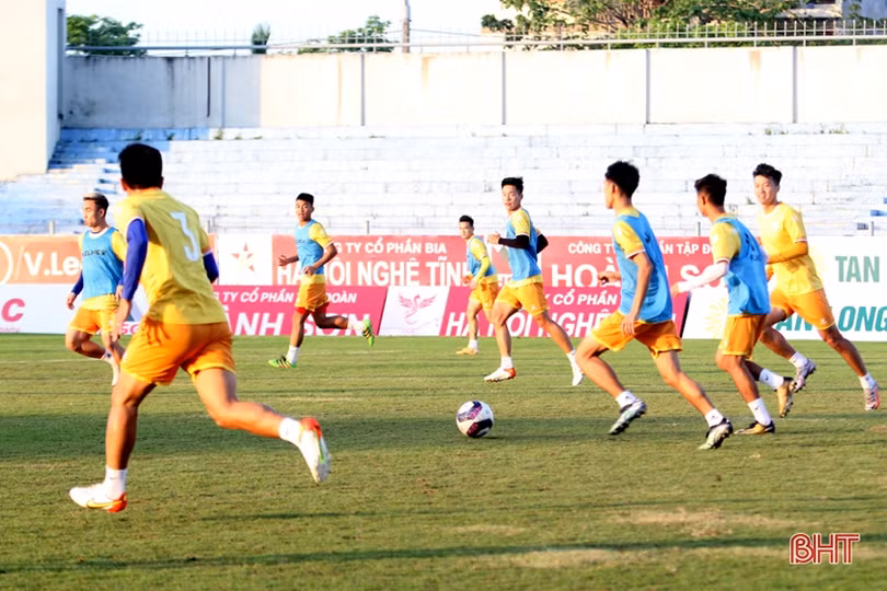 Nam Định tập làm quen sân Hà Tĩnh trước trận khai mạc Giải Cúp quốc gia 2022