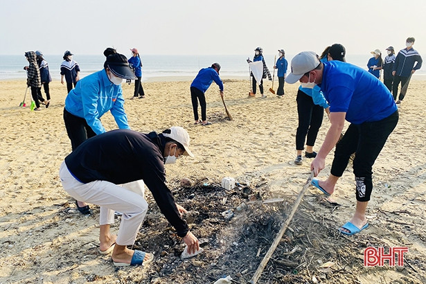 Tuổi trẻ Cẩm Xuyên ra quân hưởng ứng chiến dịch “Hãy làm sạch biển”