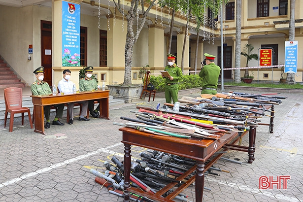 Công an huyện Can Lộc tiêu hủy số lượng lớn vũ khí và vật liệu nổ