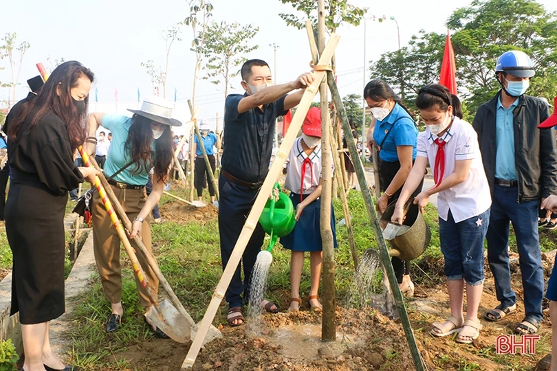 Giáo viên, học sinh TP Hà Tĩnh trồng cây xây dựng đô thị xanh