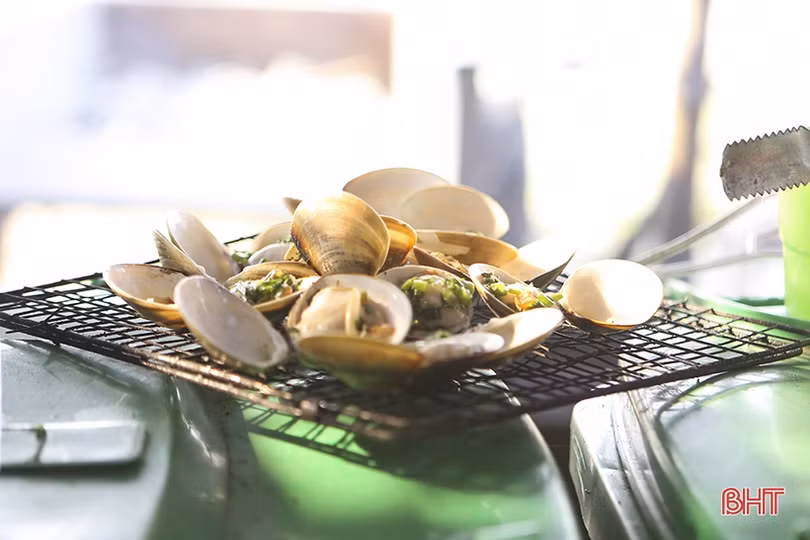 Du khách về với biển Hà Tĩnh ngày đầu kỳ nghỉ lễ Giỗ Tổ Hùng Vương