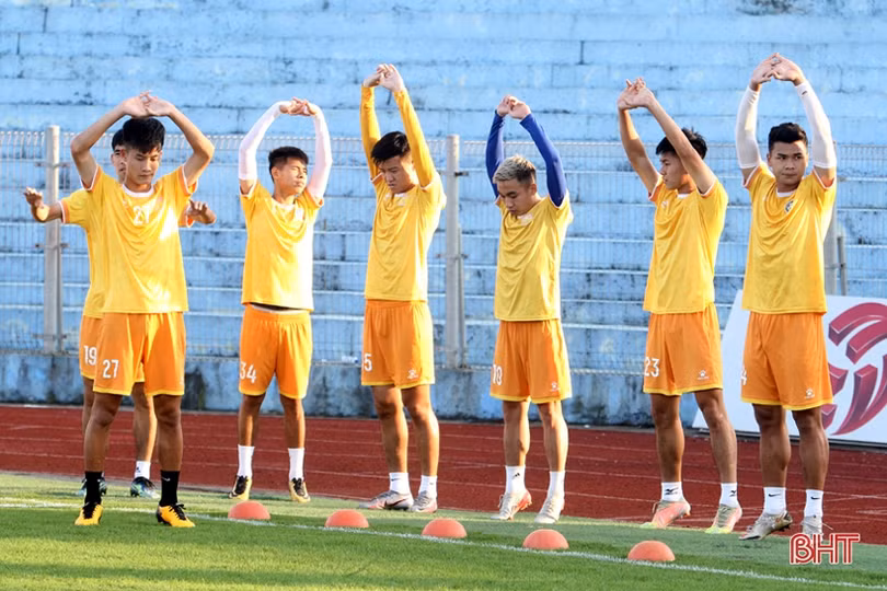 Nam Định tập làm quen sân Hà Tĩnh trước trận khai mạc Giải Cúp quốc gia 2022