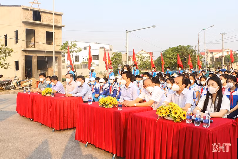 Giáo viên, học sinh TP Hà Tĩnh trồng cây xây dựng đô thị xanh